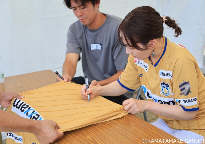 試合前、木内さんのサイン会